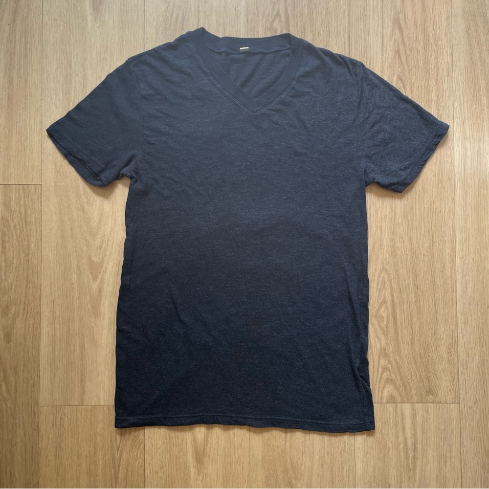 Monrow men’s v neck navy blue t shirt, size small